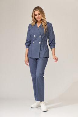 Костюм из жакета и брюк.