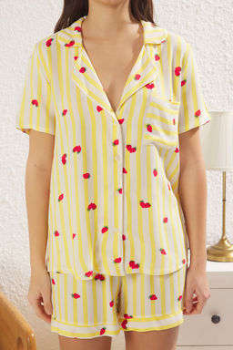 Trendyolmilla Sar? Cizgili ve Cilek Desenli Viskon Sortlu Dokuma Pijama Tak?m? THMSS25PT00194 фото 3