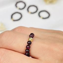 Кольцона резинке из Граната 17 р.