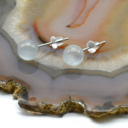 Серьги гвоздики из кварца шарик 6мм цв.светло-голубой