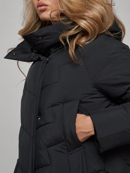 Пальто утепленное молодежное зимнее женское черного цвета 52355Ch - Holdluck фото 13