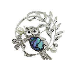 Брошь "Филин на веточке" перламутр гелиотис