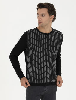 Черный трикотаж приталенного кроя с круглым вырезом