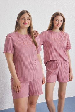 Trendyolmilla Bordo Slogan ve Kalp Nak?sl? Fitilli Sortlu Orme Pijama Tak?m? THMSS25PT00402 фото 2