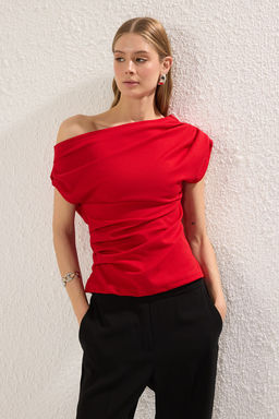 K?rm?z? Buzgu/Drape Detayl? Dokumlu Asimetrik Yaka Orme Bluz TWOSS25BZ00024