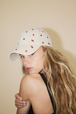 TWILL CAP WITH HEART EMBROIDERY