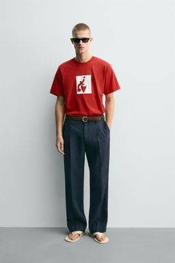 CAMISETA GR?FICO CONTRASTE / Blanco / Rojo