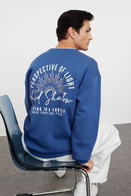 TRENDYOL MAN Indigo Oversize/Genis Kesim S?rt Yaz? Bask?l? Ici Polar/S?cak Tutan Sweatshirt TMNAW25SW00056