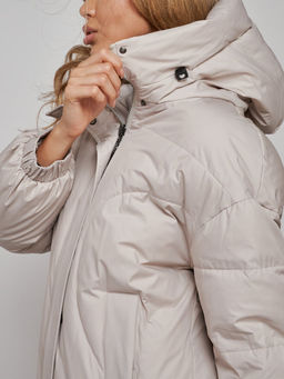 Пальто утепленное молодежное зимнее женское бежевого цвета 52323B - Holdluck фото 14