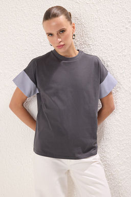 Antrasit Kal?n Pamuklu Relaxed/Rahat Kesim Poplin Kol Detayl? Orme T-Shirt TWOSS24TS00007