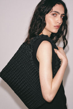 BOLSO SHOPPER TRENZADO / Negro