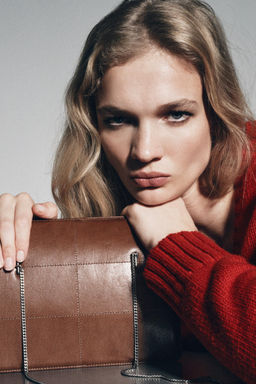 BOLSO PIEL DE HOMBRO / Chocolate