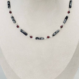 Колье из снежного Обсидиана, Граната и Лунного камня - Радуга самоцветов фото 2
