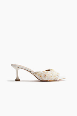 Mules con detalles decorativos
