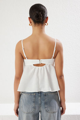 Beyaz Keten Gorunumlu Fiyonk Detayl? Ask?l? Dokuma Bluz TWOSS25BZ00249
