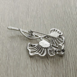 Брошь-подвеска "Мак" со вставками из гелиотиса и ювелирного сплава