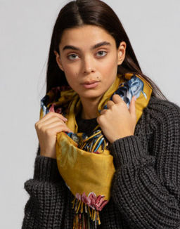 В составе шерсть. Большой теплый двусторонний палантин