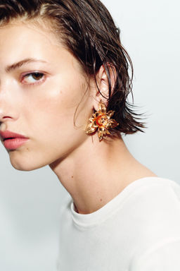 PENDIENTES BOT?N FLOR RELIEVE / Dorado