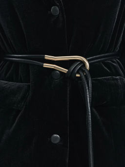 Куртка из бархата с поясом и акцентной деталью / Zarina фото 9