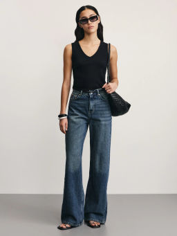 Укороченный топ в рубчик с V-образным вырезом / Zarina  фото 2