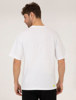 Beyaz Comfort Fit Bask_l_ Bisiklet Yaka Ti__rt