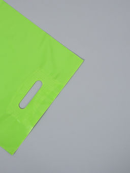 Цена за 50 шт. Пакет полиэтиленовый с вырубной ручкой, Салатовый 30-40 См, 70 мкм