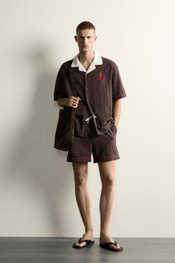 CAMISA RELAXED FIT BORDADO GUINDILLA / Chocolate