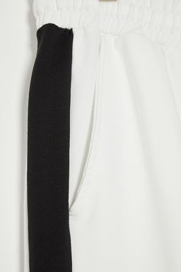 TRENDYOL MAN Siyah Oversize/Genis Kesim Ac?k Paca Renk Bloklu Esofman Alt? TMNAW25EA00006 - Trendyolmilla фото 15