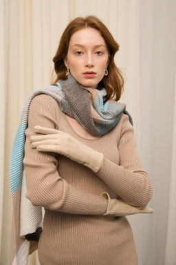 Перчатки с бархатистой поверхностью из полиэстера