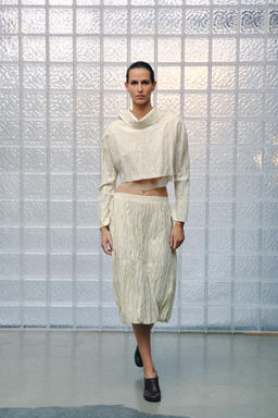 FALDA MIDI PUNTO EFECTO ARRUGADO / Crema