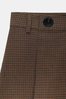 PLEATED BUTTON SHORTS