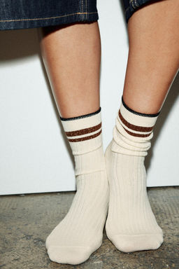 RIBBED SOCKS WITH METALLIC STRIPES