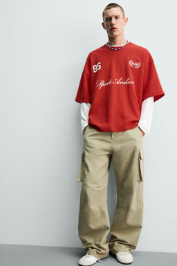 CAMISETA ESTRUCTURA BORDADOS COMBINADOS / Rojo