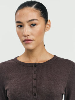 Лонгслив в рубчик с застежкой на груди / Zarina  фото 7