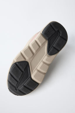 TRAINERS WITH SOLE DETAIL