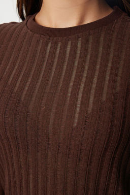 Koyu Kahverengi Transparan Triko Gorunumlu Kumas Regular Boy Bisiklet Yaka Orme Bluz TWOAW24BZ00094