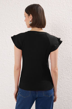 Trendyolmilla Siyah Kollar? F?rf?rl? Fitted/Vucuda Oturan Fitilli Orme Bluz TWOSS25BZ00483