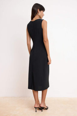 Siyah Kemer Detayl? Shift/Duz Midi Kolsuz Scuba Krep Esnek Orme Elbise TWOSS26EL00162