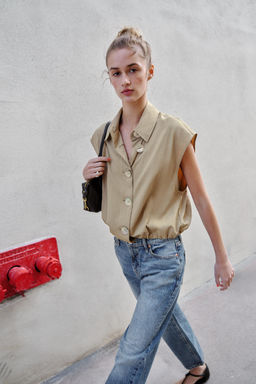 TOP CUELLO CAMISERO / Camel medio