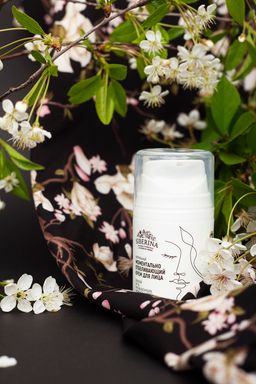 Моментально отбеливающий крем для лица дневной с SPF 10 против веснушек, пигментных пятен и постакне SIBERINA