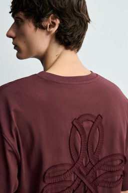 CAMISETA RELAXED FIT BORDADO / burdeos/crudo