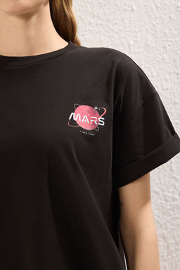 TRENDYOLMILLA Siyah %100 Pamuk Galaksi On Arka Bask?l? Oversize/Genis Kal?p Orme T-Shirt TWOSS25TS00151 фото 5