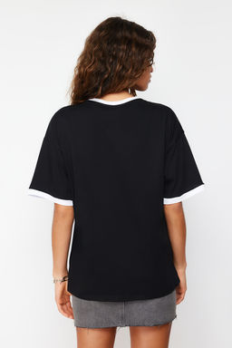 Siyah %100 Pamuk Kontrast Yaka ve Serit Detayl? Oversize/Rahat Kesim Orme T-Shirt TWOSS24TS00052
