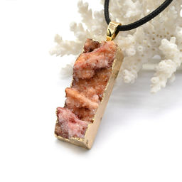 Подвеска из агата прямоугольник 16*40мм в золотистом обрамлении цв.персиковый