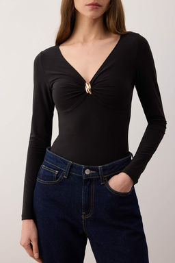 Siyah Aksesuar Detayl? V Yaka Vucuda Oturan Esnek Orme Alttan C?tc?tl? Body TWOAW26BD00002