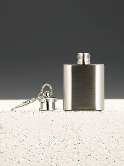 Подарочный набор «Секретный запас мужика», гель для душа граната и брелок-фляжка, Чистое счастье