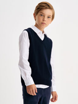 Темно-синий вязаный жилет для мальчика