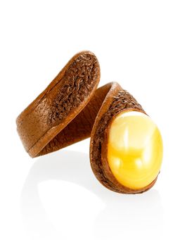 Стильное кольцо Змейка из натуральной кожи, украшенное янтарём