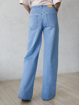 Джинсы трубы с декоративной стиркой из эластичного облегченного денима - Vilatte фото 2