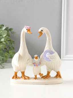 Сувенир полистоун "Семейство лапчатых гусей, с цветочными венками" 16,5 см